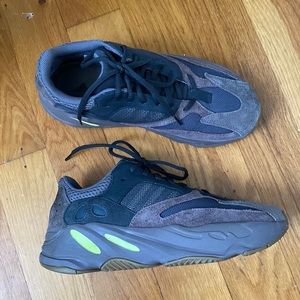 EVERYTHING MUST GO! adidas Yeezy Boost 700 adidas - Mauve